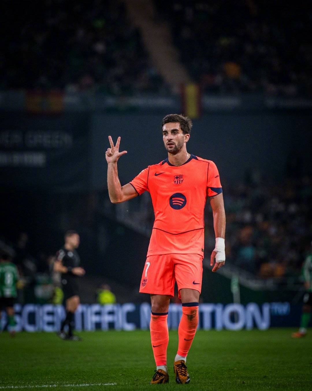 连进五球!巴萨5-3翻盘,悍将戴帽,西甲狂飙6连胜,稳住头名位置